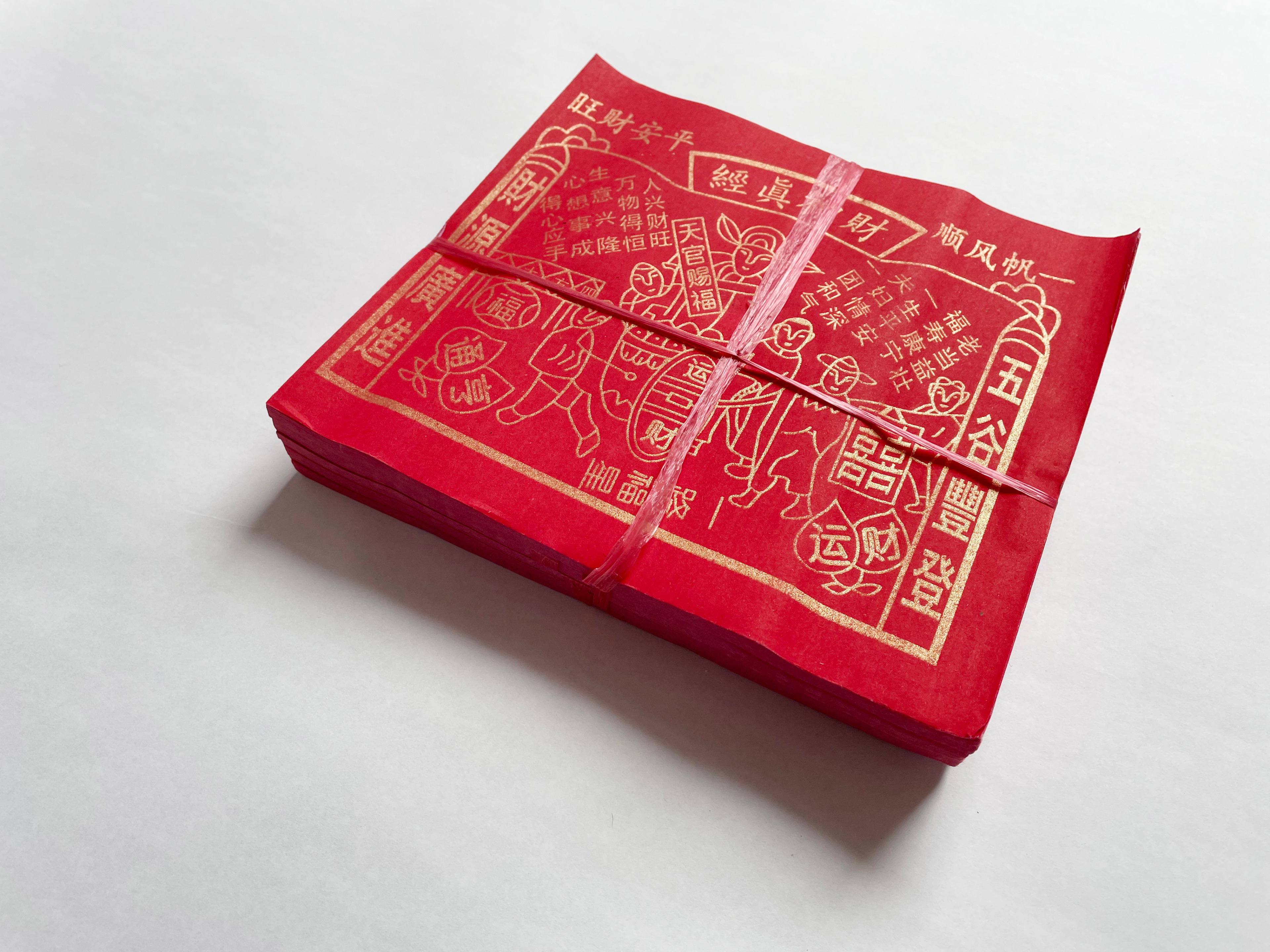 Papier mit Golddruck – Wohlstand, Glück und Frieden